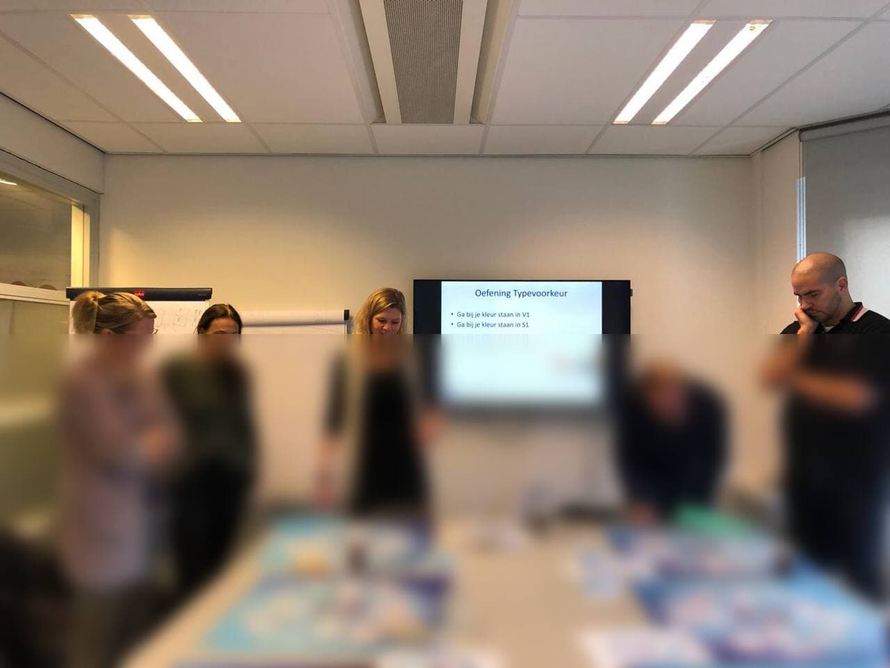 Manda begeleidt een sessie